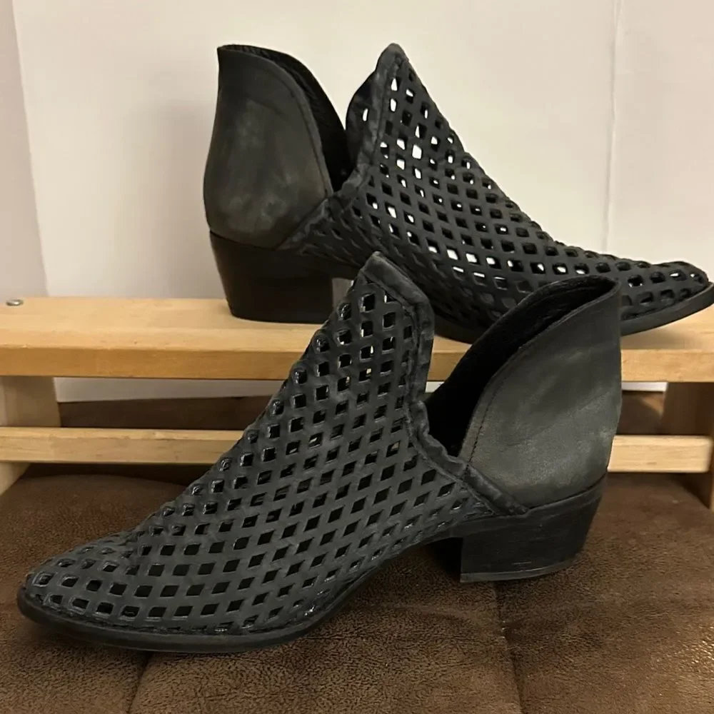 Musse&Cloud  Black Cutout Ankle Boots